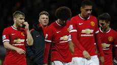 Fotbalisté Manchesteru United a jejich trenér Louis van Gaal (druhý zleva) po...