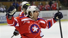 Roman Erat z T�ebí�e se raduje z branky.