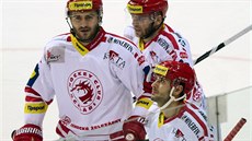 Tinetí hokejisté slaví gól Erika Hrni (vpravo dole).