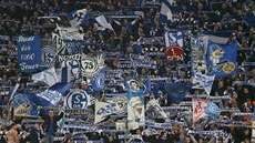 Fanouci fotbalového Schalke v akci.