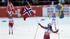 MEDAILISTKY. Marit Björgenová (vlevo) slaví zlato ze sprintu na MS, na stupních...