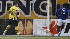 Jan Lecjaks (ve �lutém) z Young Boys Bern u� jen sleduje, jak jeho branká�e...
