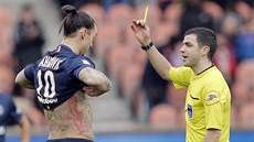 A MÁŠ TO! Zlatan Ibrahimovic z Paris St. Germain inkasuje žlutou kartu od...