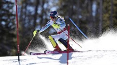 Mikaela Shiffrinová na slalomové trati na mistrovství svta