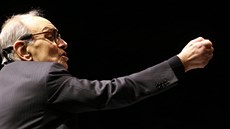 Ennio Morricone dirigoval v O2 aren (12. února 2015).