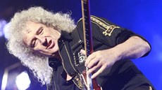 Brian May sóluje na koncertě, který Queen odehráli 17. února 2015 v pražské O2...