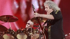 Bubeník Roger Taylor a kytarista Brian May na koncertě, který Queen odehráli...