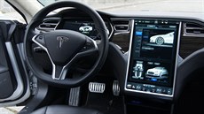 Desítkám tisíc majitel vozu Tesla Model S bylo emailem doporueno, aby se svými vozy navtívili servis. 