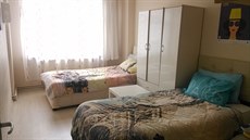 V pokoji mám dv� postele a sk�í�. 