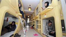 Mladí lidé z ínského msta Tchaj-jüan si oblíbili takzvaný kapslový hotel.