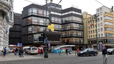 Obchodní dům Kotva na náměstí Republiky v Praze přivítal první zákazníky 10....