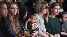 Kim Kardashianová s plaící dcerou North na newyorském týdnu módy. Vedle sedící...