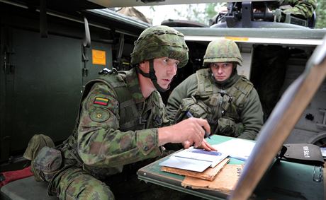 Litevtí vojáci pi spoleném cviení s americkými vojáky (10. záí 2014)