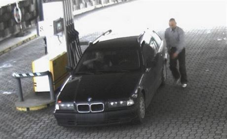 Dva mui natankovali do BMW 28 litr benzinu za 800 korun a odjeli bez placení.