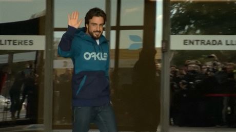 Pilot F1 Fernando Alonso opoutí nemocnici v Barcelon, kde byl ti dny...