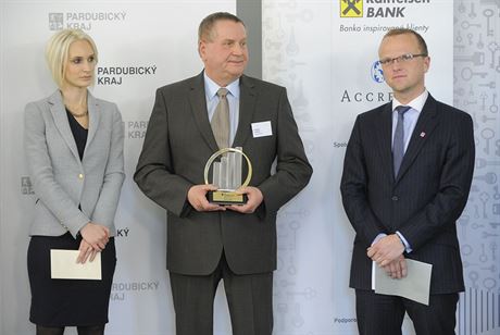 Vladimír Velebný (uprosted) s ocenním v souti Podnikatel roku.