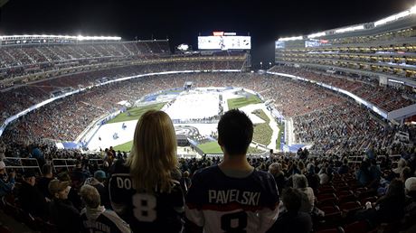 Duel NHL mezi San Jose a Los Angeles se hrl na stadionu, jen je domcm...