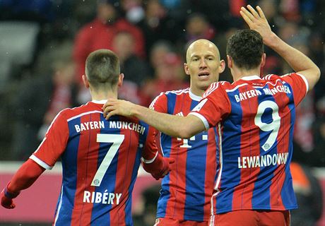 Franck Ribéry, Arjen Robben a Robert Lewandowski se radují z gólu Bayernu.