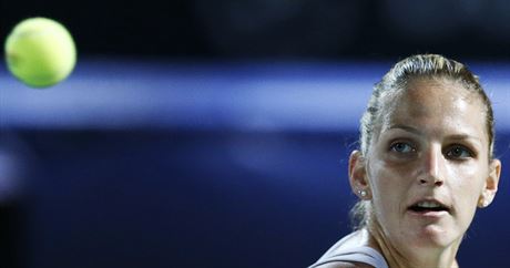 Karolína Plíková bedliv sleduje míek ve finále turnaje v Dubaji.
