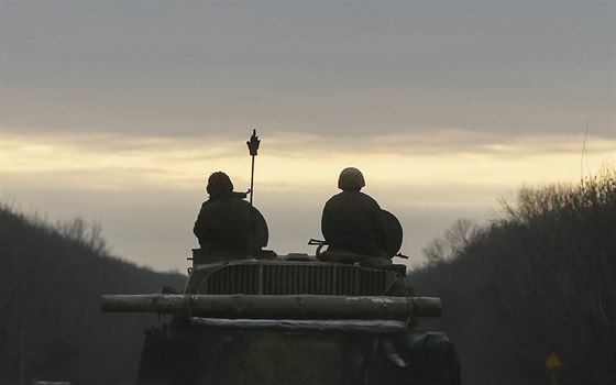 Ukrajintí vojáci nedaleko Artmivsku (19. února 2015)