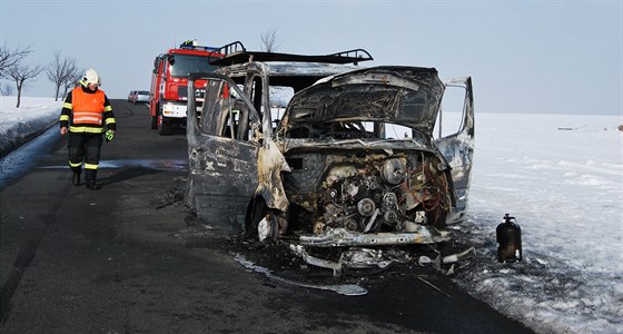 Hasii z hoící dodávky museli vynést propanbutanovou lahev.