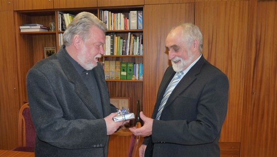 Chebský spisovatel Stanislav Wintr (vlevo) s bývalým starostou Chebu Pavlem...