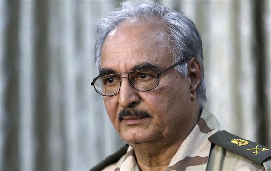 Generál Chalífa Haftar velí jednotkám v boji o druhé nejvtí libyjské msto...