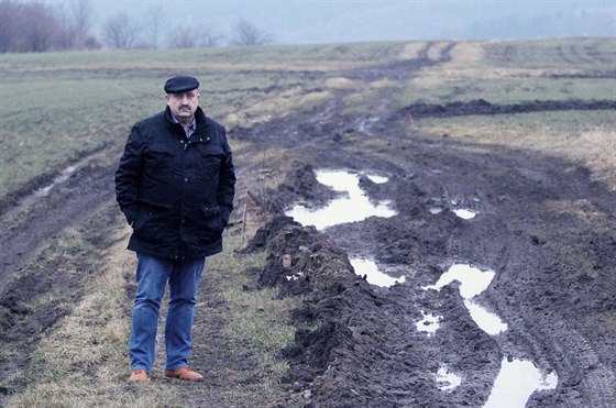 Místostarosta Koryan Lubomír Daníek ukázal, co zpsobili naftai pi výzkumu...