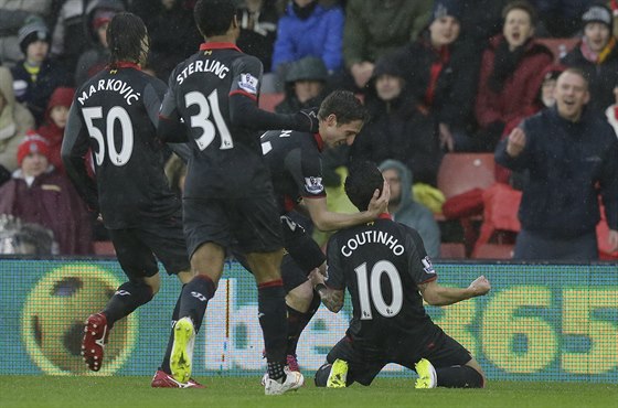 TO BYLA PARÁDA! Hrái Liverpoolu slaví krásný gól Coutinha, kterým se dostali do vedení v zápase se Southamptonem.