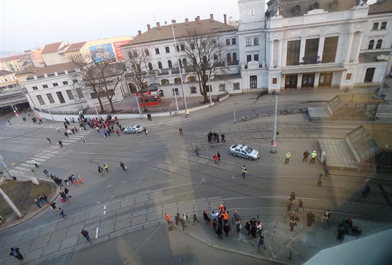 Policie kvli nahláené bomb evakuovala hlavní nádraí a pilehlé okolí v Brn...