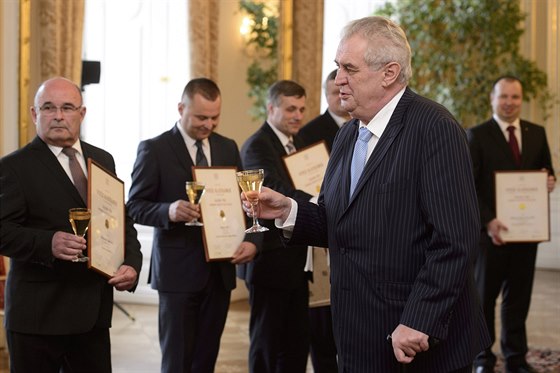 Prezident Miloš Zeman Pražském hradě předal plakety vinařům, kteří uspěli v...