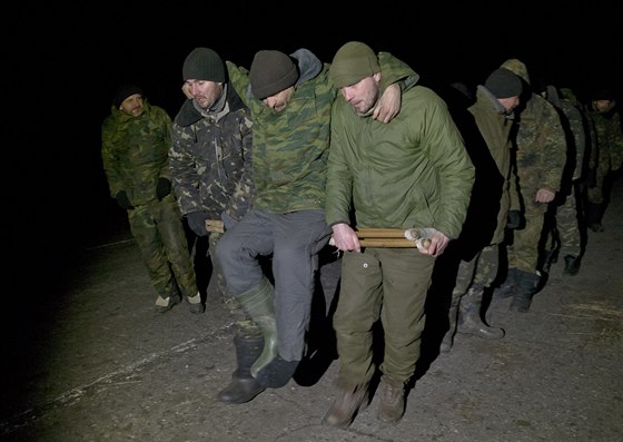 Zajatí ukrajintí vojáci se pesunují k vesnici olobok, asi 50 kilometr...