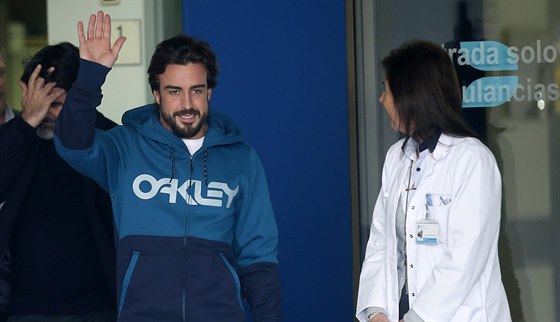 Pilot stáje F1 McLaren Fernando Alonso opoutí po nehod pi testování...