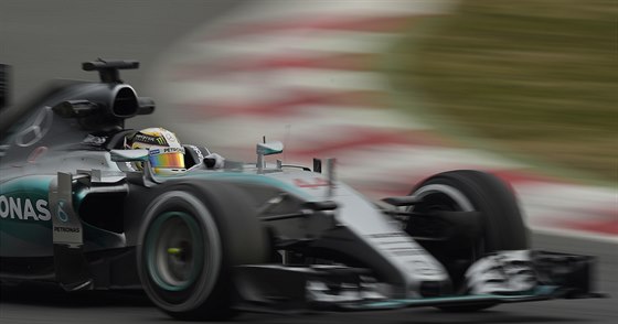 Lewis Hamilton z týmu Mercedes pi pedsezonních testech v Barcelon.