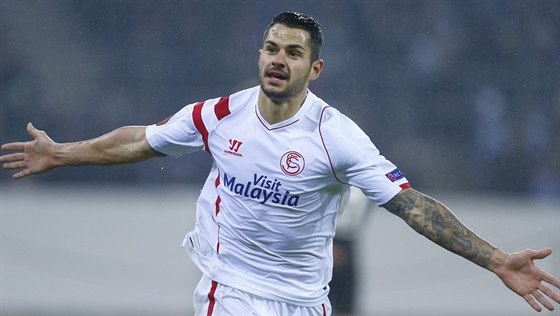 Vitolo ze Sevilly se raduje z gólu v Evropské lize.