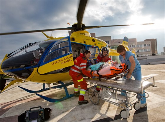 Vrtulník Letecké záchranné sluby Hradec Králové asto míí i k pacientm do sousedního regionu. Ale pispívat na tuto slubu Pardubický kraj odmítl.  
