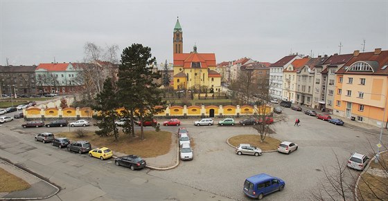 Jiráskovo náměstí v Plzni na Slovanech.