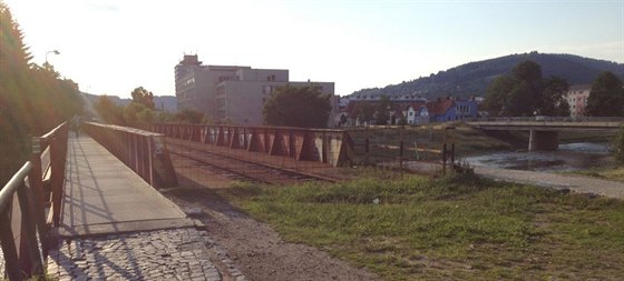 V rámci stavby nové silnice půjde k zemi starý železniční most přes řeku Bečvu.