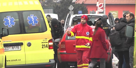 Záchranáři na místě našli jedinou zraněnou ženu, ostatním už pomoci nemohli. 