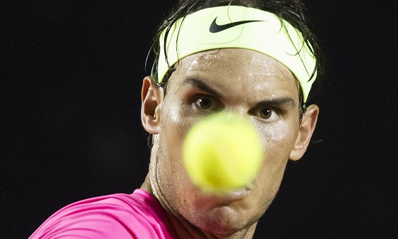 Rafael Nadal v noním dusleu s Pablem Cuevasem.