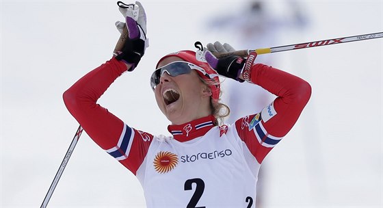 Norská bkyn na lyích Therese Johaugová se raduje z titulu mistryn svta ve...