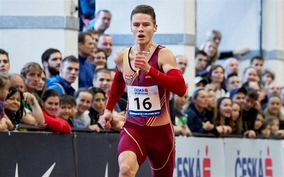 Sprinter Pavel Maslák z praské Dukly dobíhá do cíle bhu na 400 metr v novém...