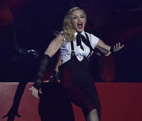 Pi vystoupení na Brit Awards 25. února v Londýn Madonna spadla.
