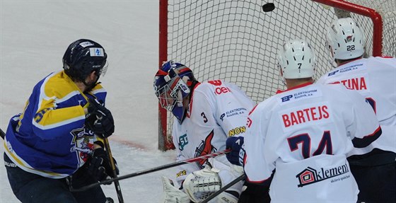 Chomutovský branká Miroslav Hanuljak inkasuje gól v utkání s Ústím.