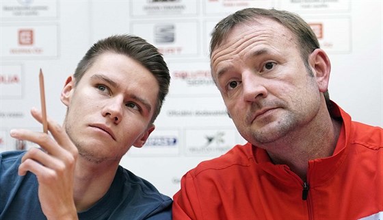 Pavel Maslák (vlevo) a éftrenér eského atletického svazu Tomá Dvoák na...