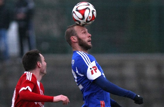 Jakub Petr (vpravo) z Olomouce vyhrál hlavikový souboj v zápase s Uniovem.