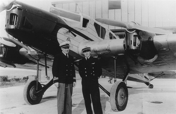 Pilot Emil Forejtník (vpravo) a kolega v Otrokovicích u stroje Spartan Cruiser...