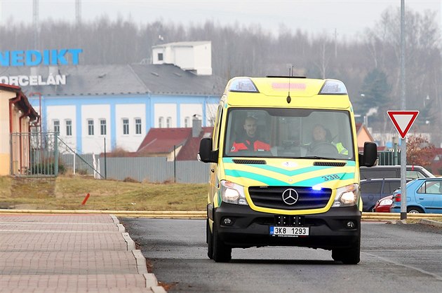 Tragédie na stavbě. Mladého muž zavalil nakládací stroj, zraněním podlehl
