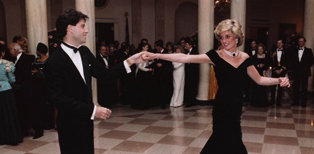 Ikonický tanec. Princezna Diana v modrých šatech okouzlila USA i Travoltu