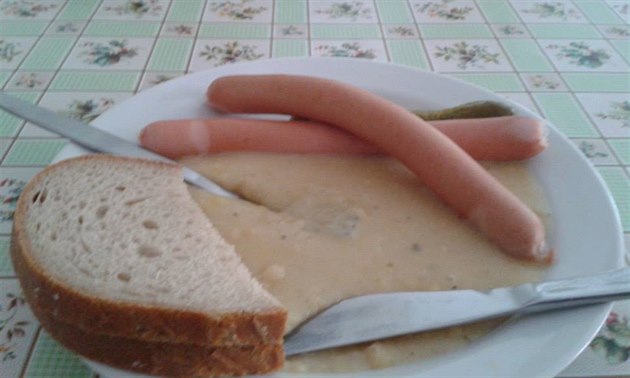 Jídla ze �kolní jídelny, jako jsou houbová omá�ka, �evap�i�i s lepivou ka�í �i...